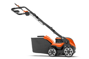Scarifiers Spreaders: Husqvarna S 138i Efficient, battery-powered scarifier with 2-in-1 function
