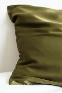 Home Lab: 100% Pure Silk Pillowcase Set - Olive