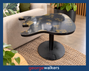 Coffee Tables: Side table – Guitar shaped – Black/gold – Pedestal base – PR7031
