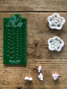 Gauges And Rulers: Burnt Hill Yarn Company - Kakaruwai South Island Robin Needle Gauge and Ruler - Green