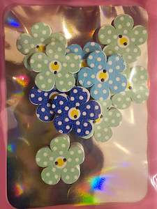 Buttons: Buttons - Wooden Flowers - 20mm x 10 - Mix 1