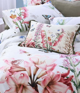 Homeware: Fleur Cushion
