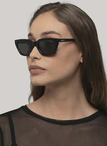 Nove Sunglasses - Black/Smoke.