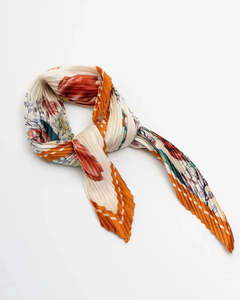 Stilen: Kailani  Pleated Scarf