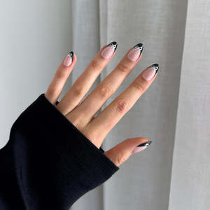 All: PRESSING NAILS - BLACK TIP BOW