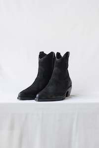 Shoes 2: Estilo Emporio Heritage Suede Boot - Black