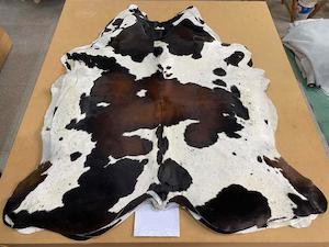 Premium Cowhide Rugs: COW3216 Cowhide Rug Chocolate & White 3.5msq