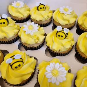 Cupcakes: Gender Reveal Cupcakes - What will it bee?
