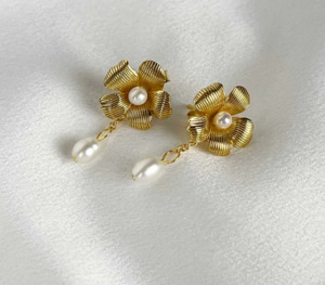 Jewellery: Daisy Dangle Earrings 18K Gold Plated