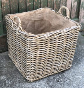 Lighting: Medium Square Lined Basket