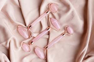 ROSE QUARTZ DETOXING FACE ROLLER