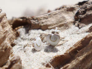 Earrings: Little Taonga earrings - Cats Eye Shell Hearts