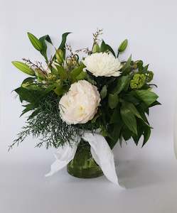 Christmas Flowers: Festive Arrangment - White