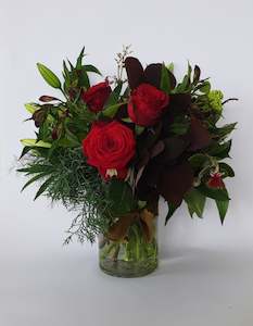 Christmas Flowers: Festive Arrangment - Ruby + Rust
