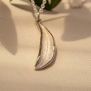 Necklaces: Large Leaf necklace
