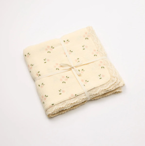 Little Darlings: Organic Muslin Blanket - Daisy with Lace