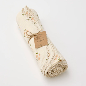 Little Darlings: Swaddle Organic Muslin - Daisy with lace