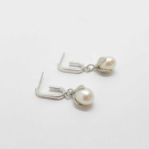 Chain Link Stud Earrings - White Pearls