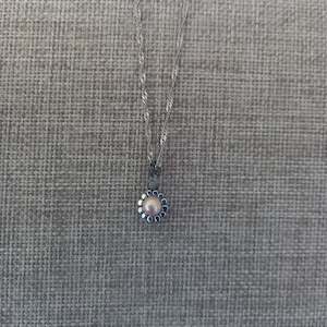 Hannah Bailly Beadworkz 1: Daisy Charm Pendant