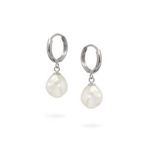 Jewellery Pearls: Sterling Silver Huggies with White Keshi Pearls