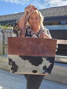 Travellers Duffles: Nessie Mega Tote -  Cinnamon Latte