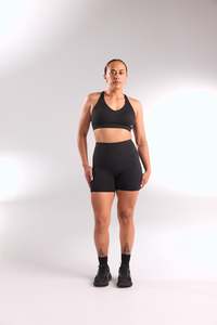 Ia Origin: STAPLE MID SHORTS BLACK