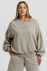 Ia Origin: ESSENTIAL OVERSIZED CREW NECK SAND