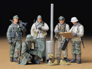Infantry: Tamiya 35212 1/35 German Soldiers Field Briefing