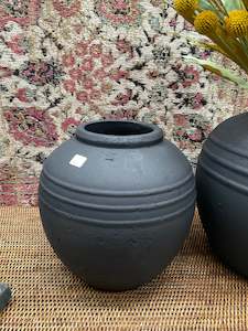 Living room: Urn Black Small