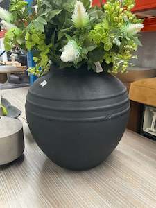 Living room: Urn Black Large