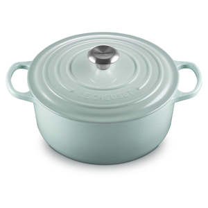 Le Creuset Signature Cast Iron Round Casserole - 28cm