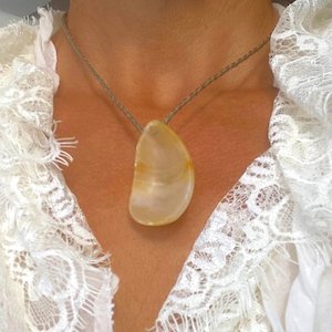 Products: Chalecedony Mussel Necklace