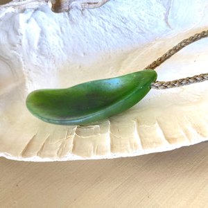 Products: Kahurangi Pounamu Mussel Necklace