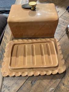 Magnolia Lane Butter Dish - creamy brown