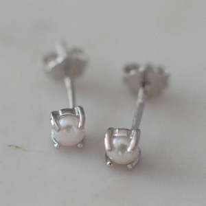 Sophie: Sophie Store - Mini Pearl Studs