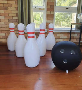 Giant Games: Giant ten pin bowling game