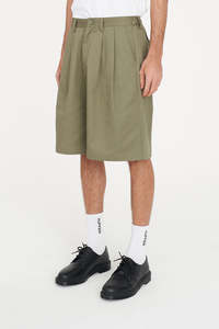 Shorts: PLEATED BAGGY SHORT KHAKI