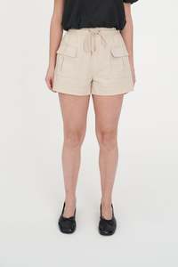 LIN-IN SKIPPER SHORT NATURAL