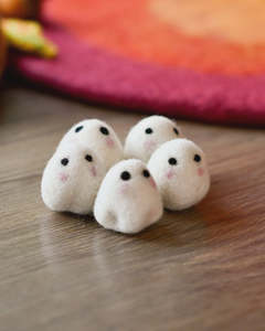 Toys: Felt Cute Ghosts Loose Parts - 5 Ghosts