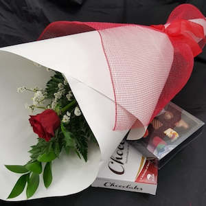 Valentines Day: Single Rose with Chocolates