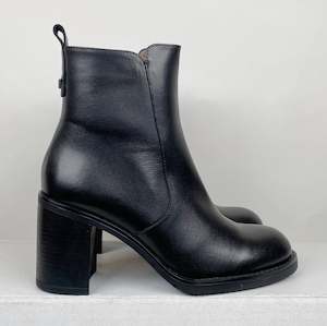 Wonders: Wonders Regine black