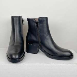 Wonders: Wonders Aurelie black