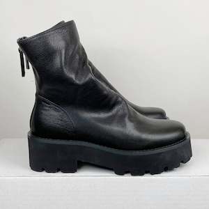 Tamara: Tamara Busty black