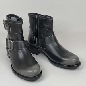 Boots: Yokono Mons gris