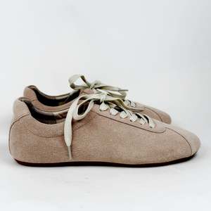 D&J bookier beige