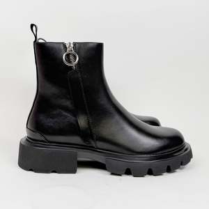 EOS Adela black