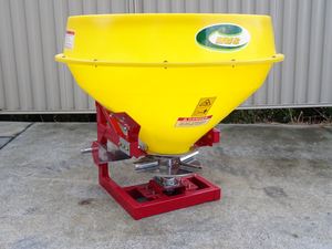 Fertiliser Spreaders: Iris Fertiliser Spreader PTO 530L