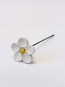 White Anemone 5 Petal Green Dotty Centre – Ceramic Flower