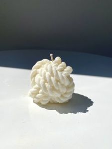 Luxury knot candle
