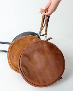 Wirihana: Canteen crossbody Bag - Classic Black